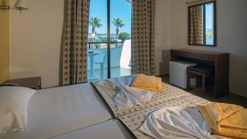 Chambre Triple, balcon, vue jardin | Coffres-forts dans les chambres, rideaux occultants, Wi-Fi gratuit