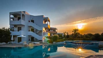 Una piscina techada, una piscina al aire libre de temporada