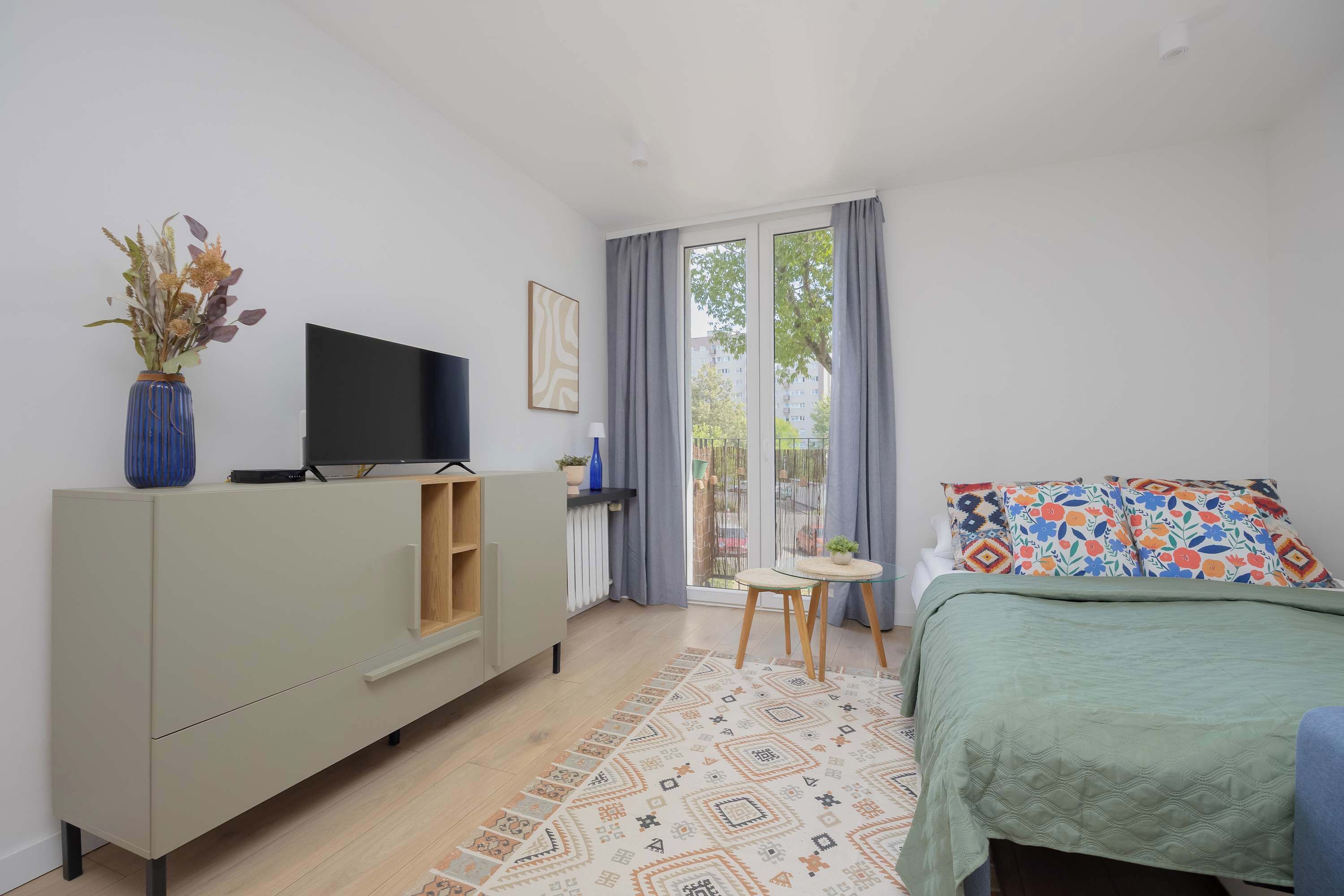 Tabla de planchar con plancha, cuna de viaje, wifi y ropa de cama 