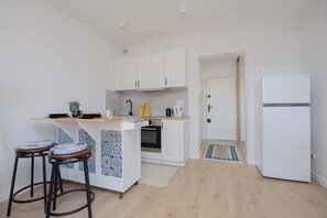 Fridge, oven, stovetop, coffee/tea maker