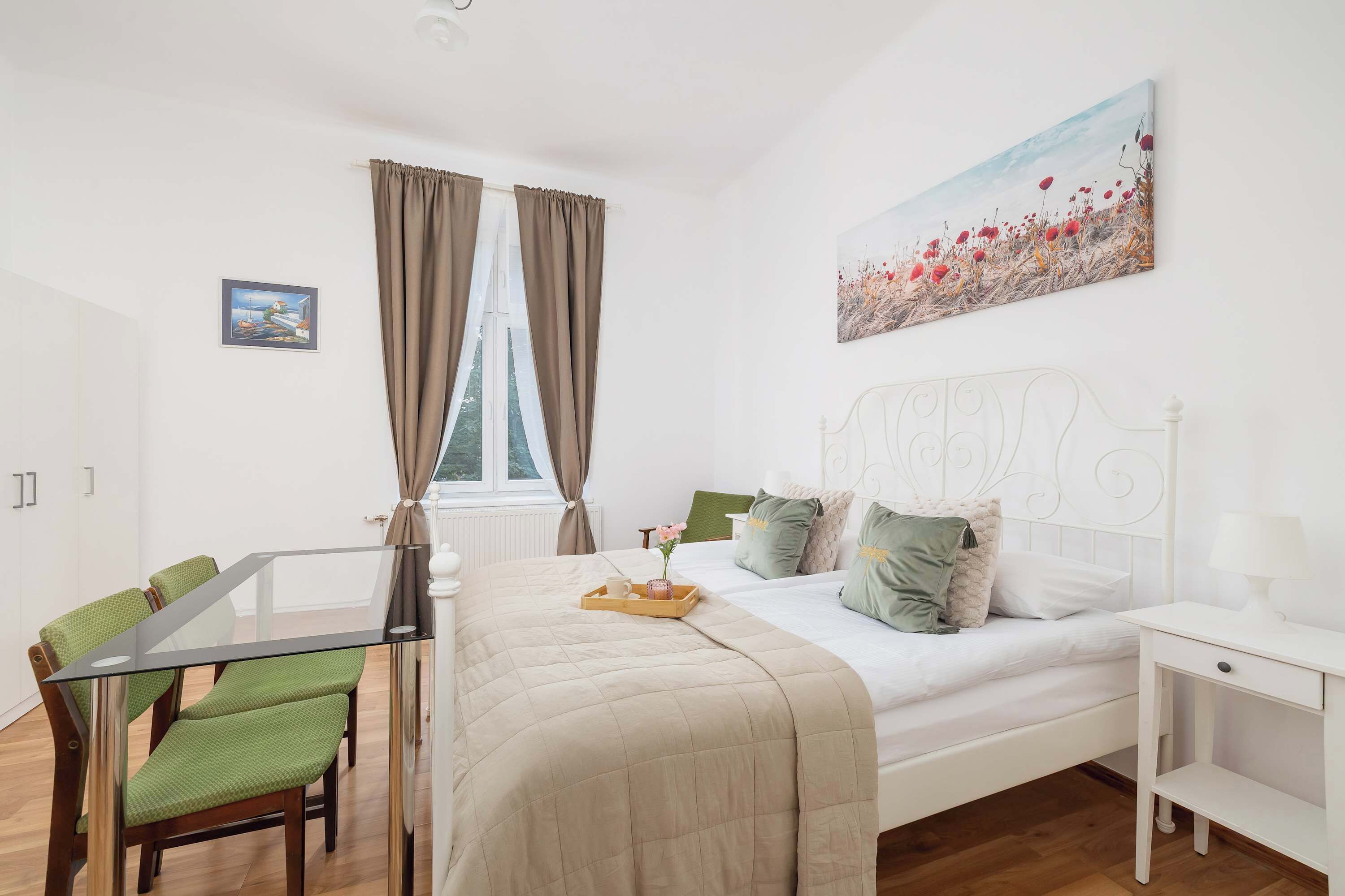 3 Schlafzimmer, Schreibtisch, Bügeleisen/Bügelbrett, Reisekinderbett