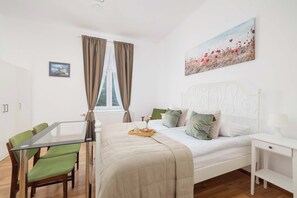 3 slaapkamers, een bureau, een strijkplank/strijkijzer, reisbedje