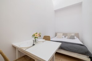 3 habitaciones, escritorio y tabla de planchar con plancha 