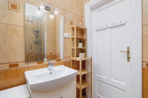 Shower, hair dryer, towels, shampoo