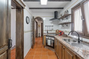 Fridge, microwave, oven, stovetop - Holiday Home 'Abuelo Manuel' with Sea View, Wi-Fi & Air Conditioning (Granadilla)