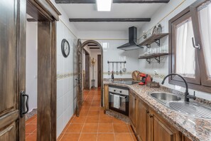 Fridge, microwave, oven, stovetop - Vacation Home 'Abuelo Manuel' with Sea View, Wi-Fi and Air Conditioning (Granadilla)