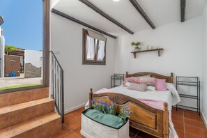 2 bedrooms, iron/ironing board, WiFi, bed sheets - Holiday Home 'Abuelo Manuel' with Sea View, Wi-Fi & Air Conditioning (Granadilla)