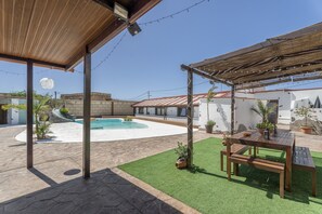 Outdoor dining - Holiday Home 'Abuelo Manuel' with Sea View, Wi-Fi & Air Conditioning (Granadilla)