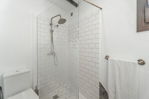 Shower, hair dryer, towels - Holiday Home 'Abuelo Manuel' with Sea View, Wi-Fi & Air Conditioning (Granadilla)