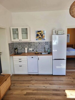 Jääkaappi, mikroaaltouuni, liesi, astianpesukone