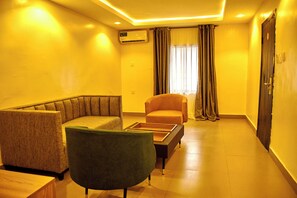 Suite | Living area | 40-inch Smart TV with cable channels, Netflix, streaming services - Debayview Hotel (Asaba)
