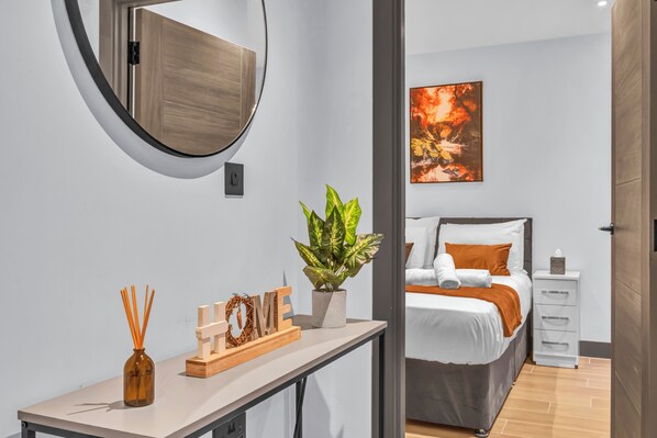2 habitaciones, escritorio y tabla de planchar con plancha 