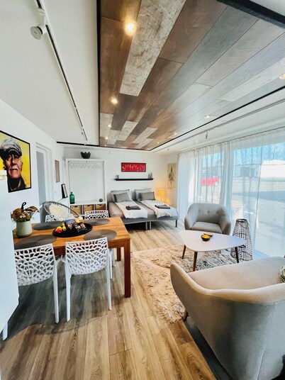 Sleep&Rest  
2min motorvej 12 min til færge
Gratis parkering kaffe/the