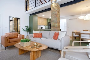 Apartment (3 Bedrooms) | Living area