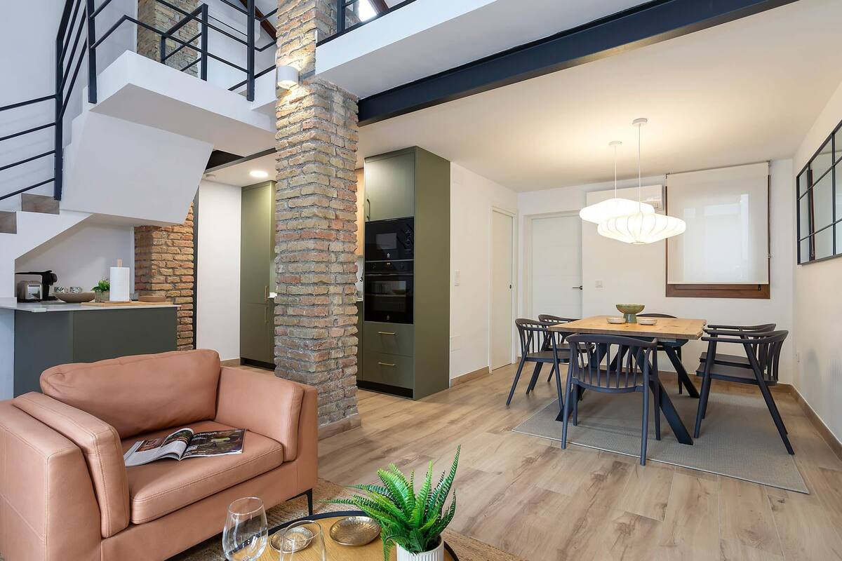 Ein modernes Interieur mit Treppe, Essbereich und Wohnraum.