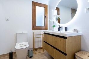 公寓 (1 Bedroom) | 浴室 | 淋浴设施、免费洗浴用品、吹风机、毛巾