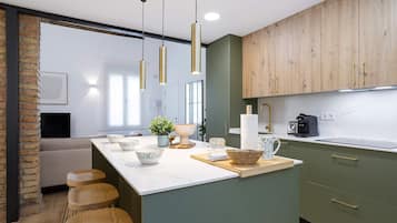 Apartment (3 Bedrooms) | Private kitchen | Full-size fridge, microwave, oven, stovetop