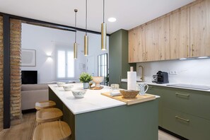 Refrigerador con freezer, microondas, horno, placa de cocina