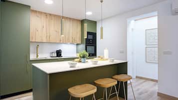 Huoneisto (3 Bedrooms) | Yksityinen keittiö | Täysikokoinen jääkaappi, mikroaaltouuni, uuni, liesi