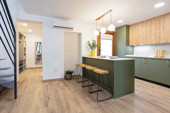Apartment (1 Bedroom) | Private kitchen | Full-size fridge, microwave, oven, stovetop - Genteel Home Antonio Trueba (Málaga)