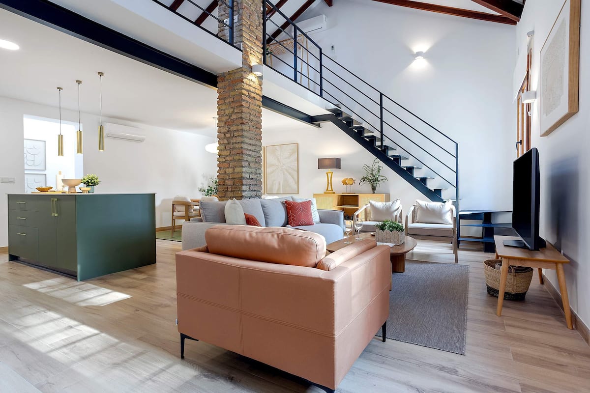 Apartment (3 Bedrooms) | Living area