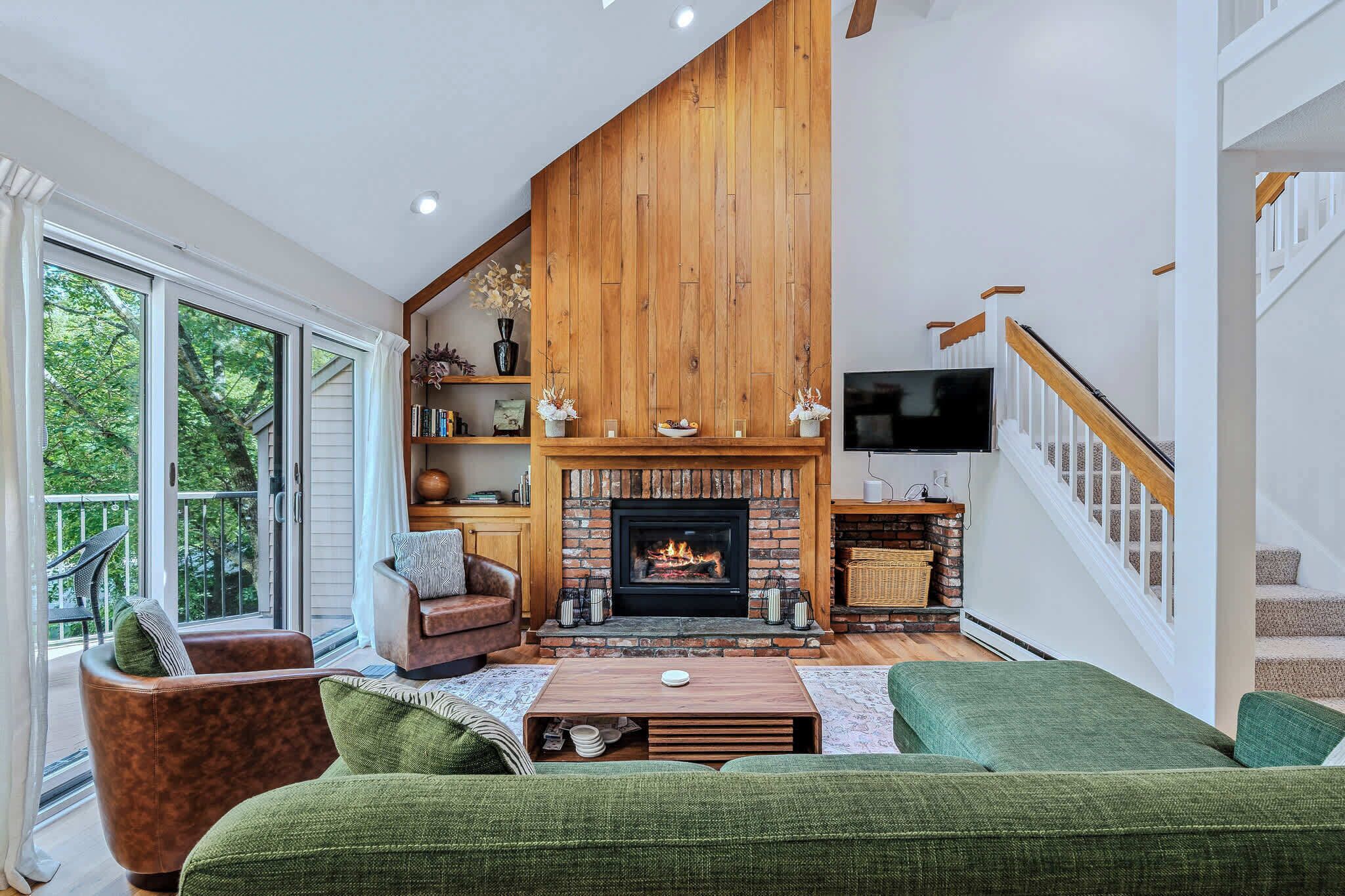 テレビ、暖炉、DVD プレーヤー、ステレオ