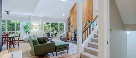 Een televisie, een open haard, een dvd-speler en een stereo