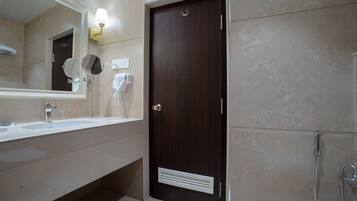 Deluxe Double Room | Bathroom