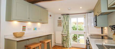 Lave-vaisselle, batterie de cuisine, vaisselle et ustensiles