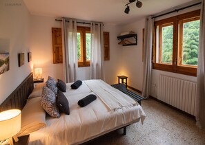 6 slaapkamers, een strijkplank/strijkijzer, wifi, beddengoed