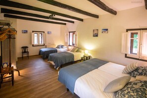 6 bedrooms, iron/ironing board, WiFi, bed sheets - Holiday Home 'Masiacanfelix' with Wi-Fi (Barcelona)