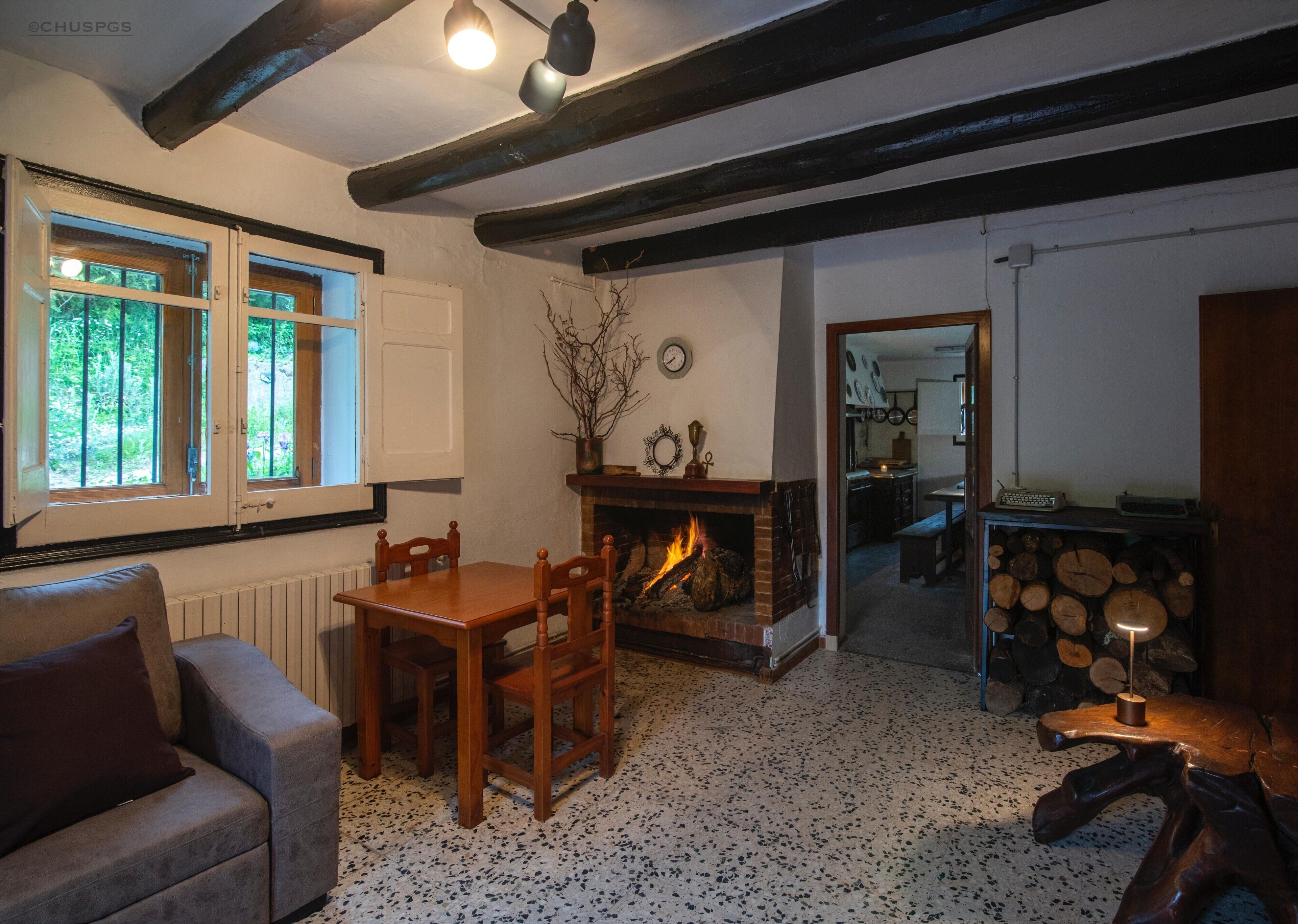 Televisio, takka, pöytätennispöytä