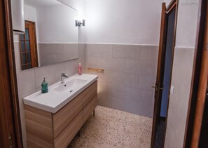 Shower, hair dryer, towels - Holiday Home 'Masiacanfelix' with Wi-Fi (Barcelona)