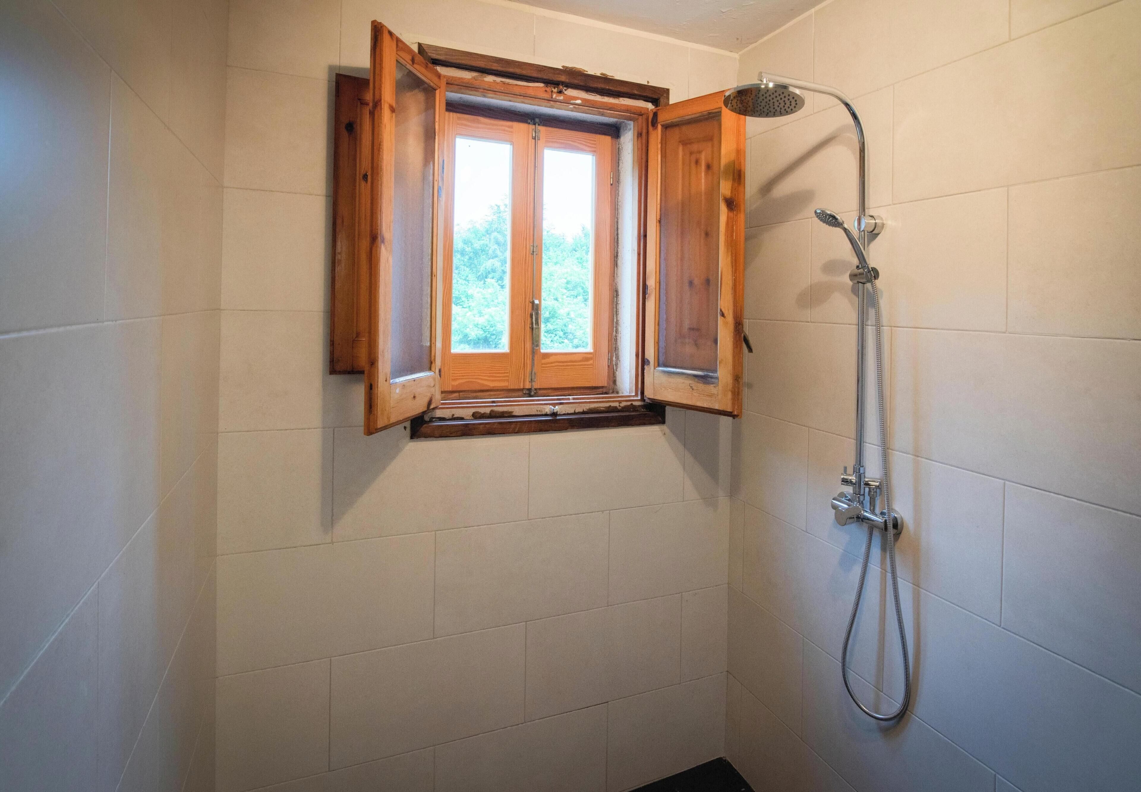 Een douche, een haardroger, handdoeken
