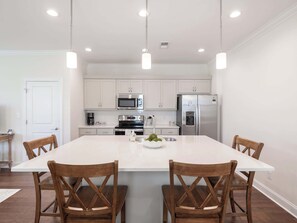 Fridge, microwave, oven, stovetop - The Huddle on Hydrangea by Apex Short Term Stays (Oxford)