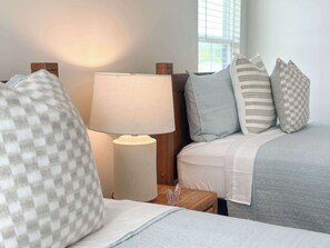 3 bedrooms, iron/ironing board, WiFi, bed sheets - The Huddle on Hydrangea by Apex Short Term Stays (Oxford)