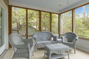 Property grounds - Beautiful Sound Side Home w/Private Beach Access (Hawthorne Haven) (Pine Knoll Shores)