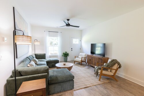 Upscale Lodge Sleeps 9 Dog Friendly Near CU