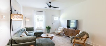 Upscale Lodge Sleeps 9 Dog Friendly Near CU