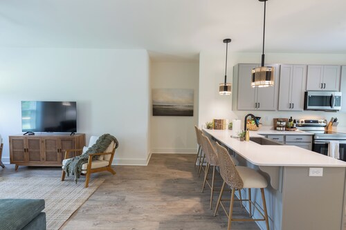 Upscale Lodge Sleeps 9 Dog Friendly Near CU