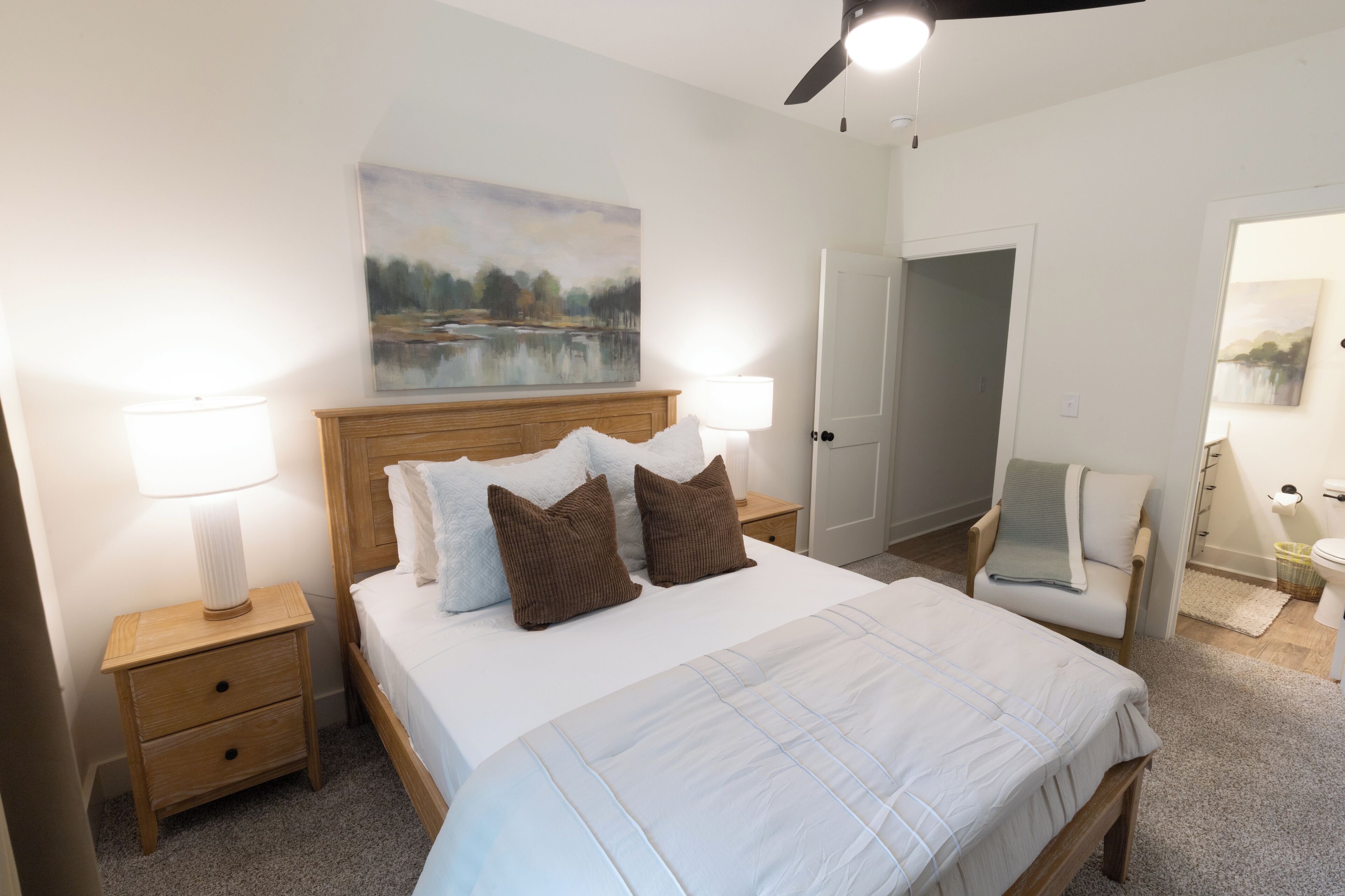 3 habitaciones, tabla de planchar con plancha, wifi y ropa de cama 