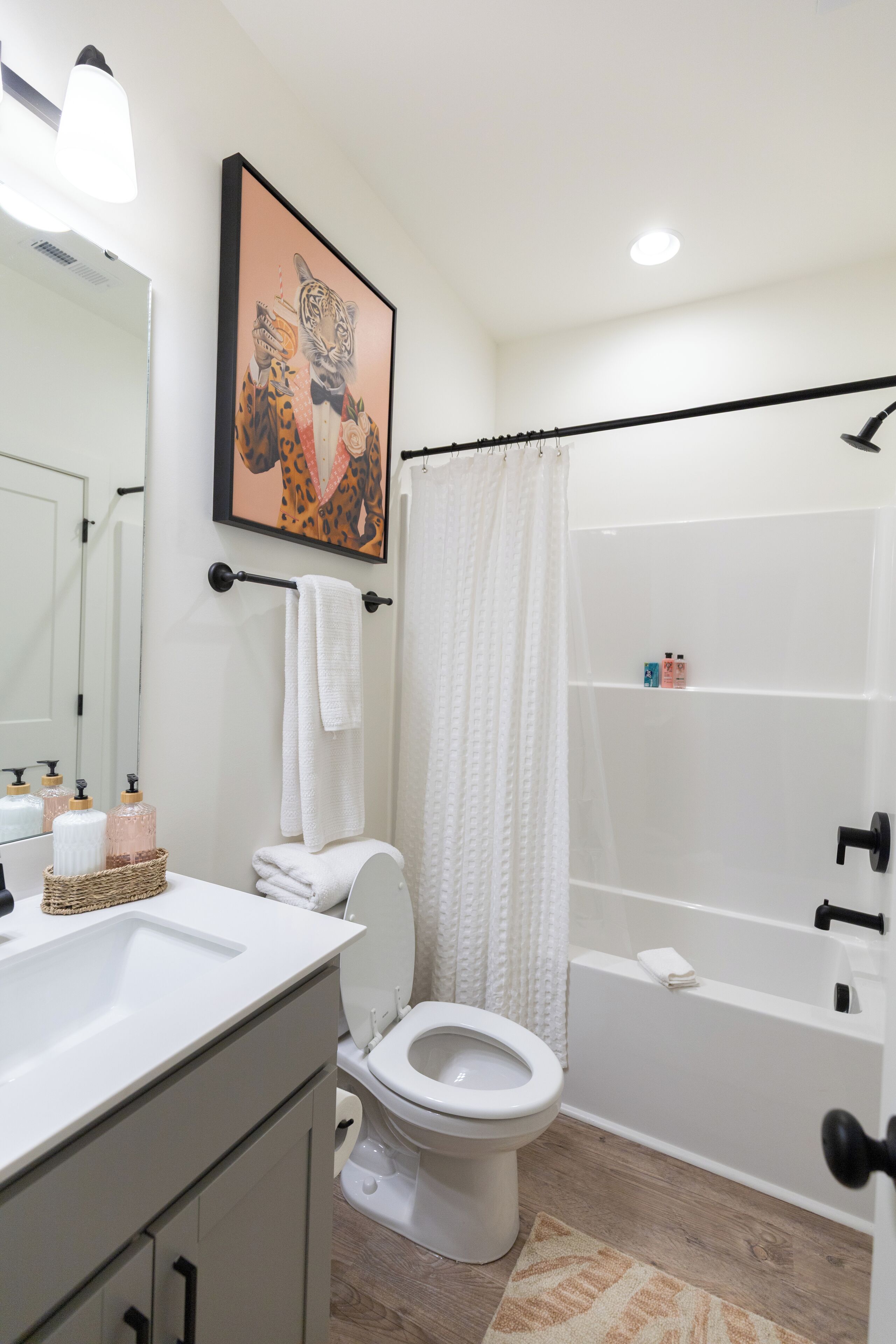 Secadora de cabello, toallas, jabón, papel de baño 