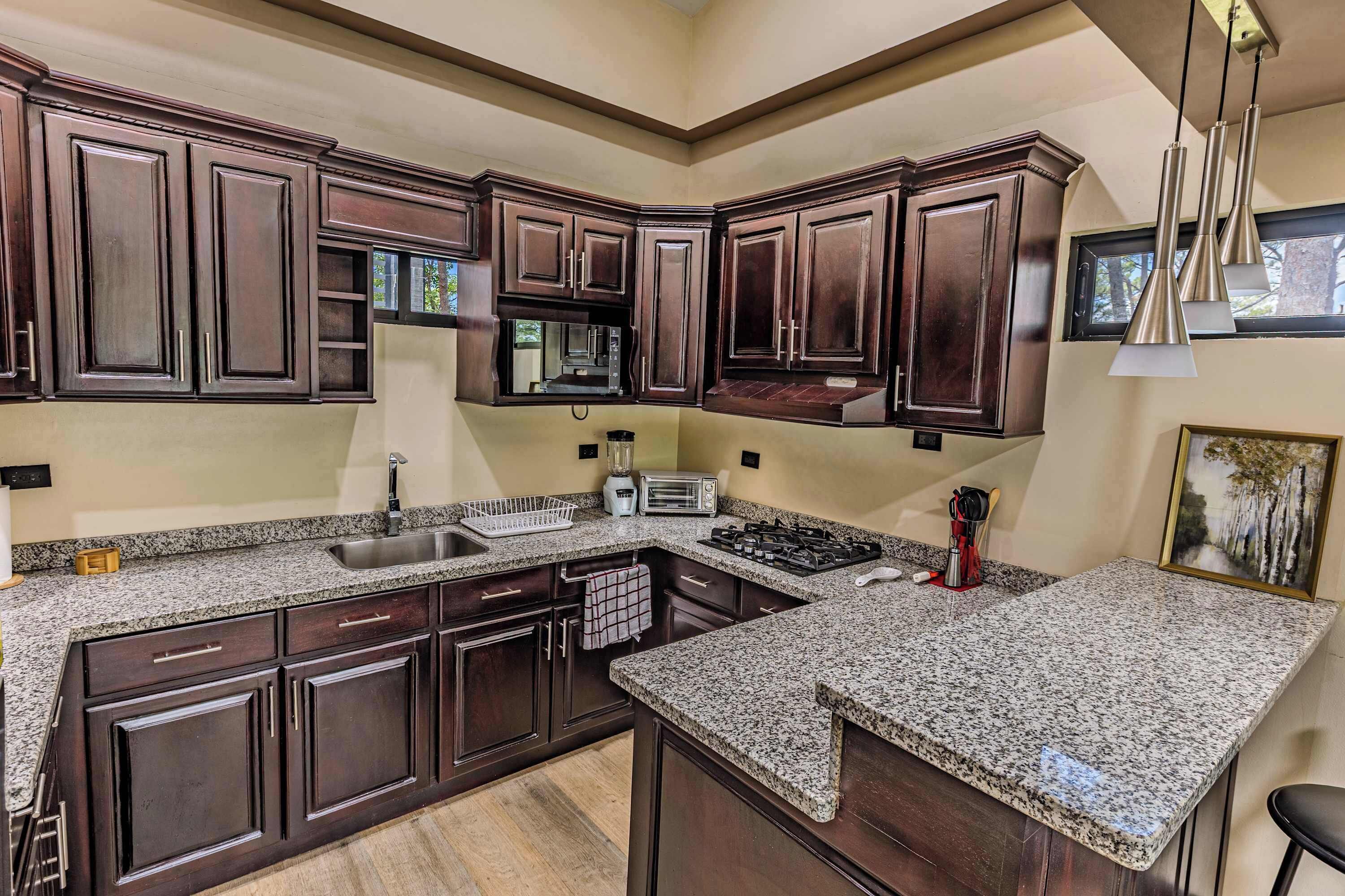 Kjøleskap, mikrobølgeovn, ovn og kokeplater