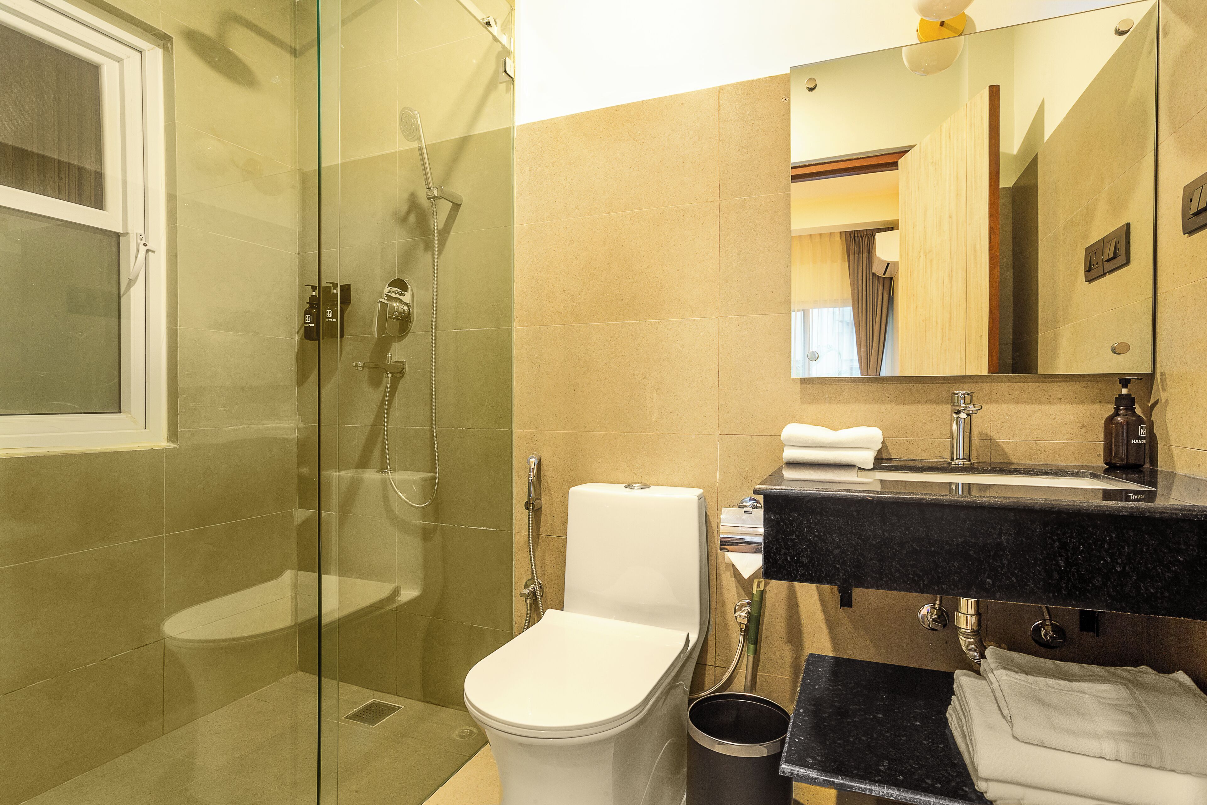 Douche, sèche-cheveux, bidet, serviettes fournies