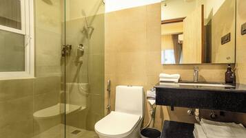 Dusche, Haartrockner, Bidet, Handtücher