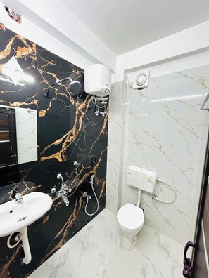 Douche, douche à « effet pluie », articles de toilette gratuits