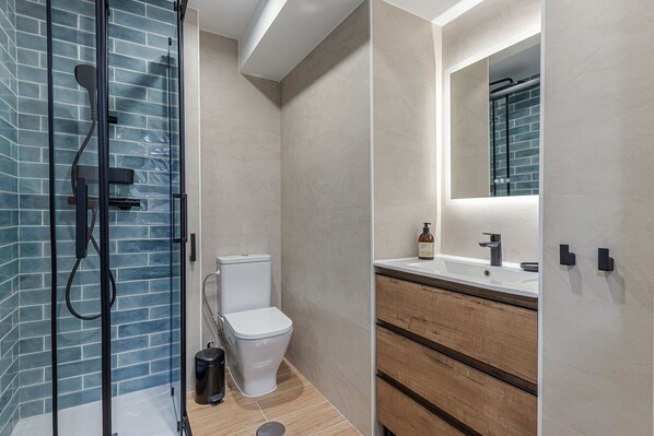 淋浴设施、吹风机、毛巾