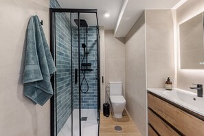 淋浴设施、吹风机、毛巾