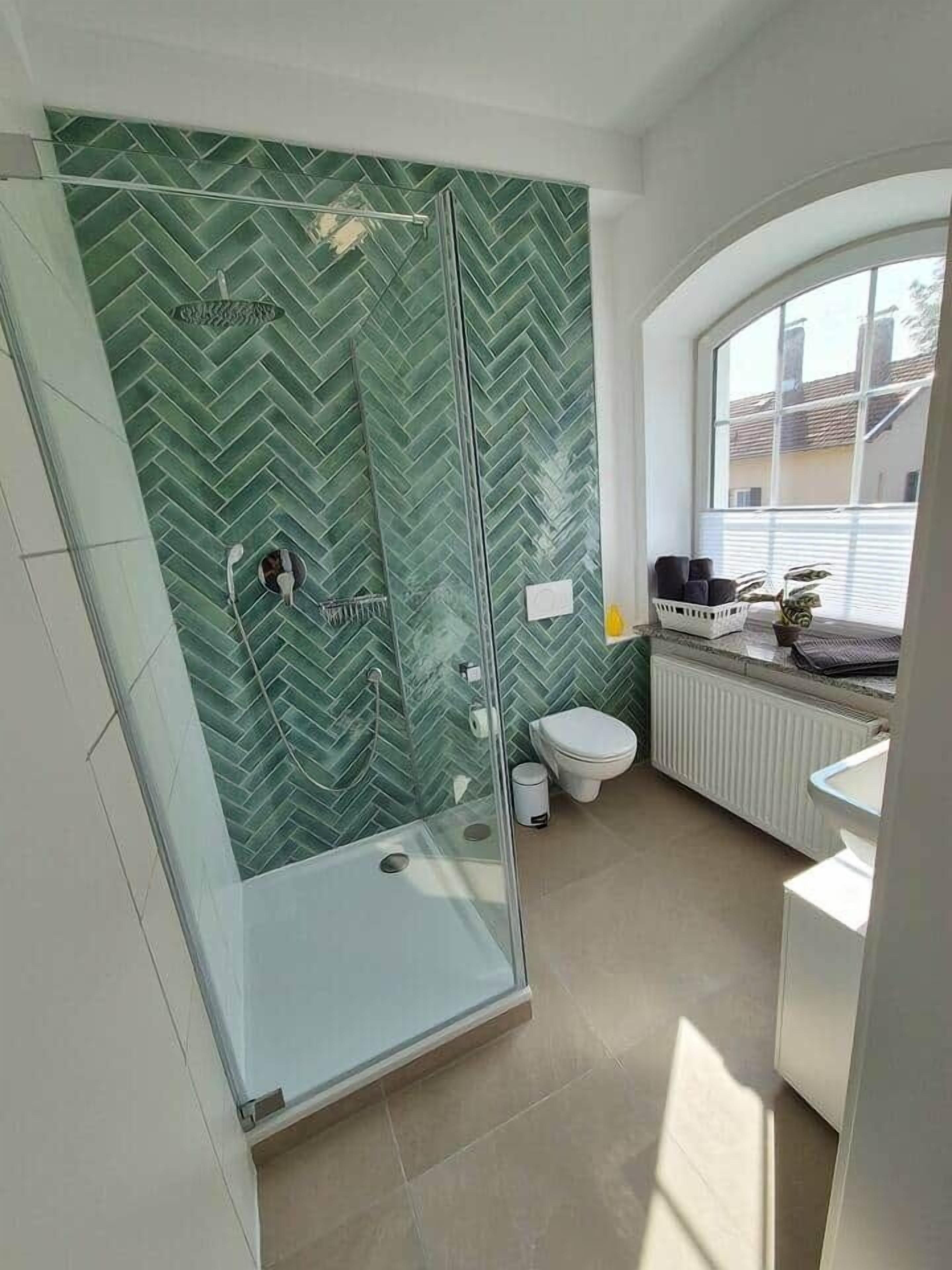 Haartrockner, Handtücher, Seife, Toilettenpapier