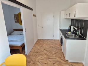 1 habitación, tabla de planchar con plancha, wifi gratis y ropa de cama